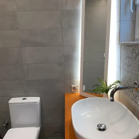 Beachfront Maisonette בית נופש