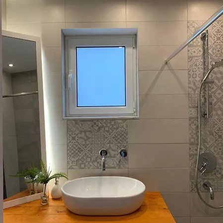 Beachfront Maisonette בית נופש מונמבאסיה