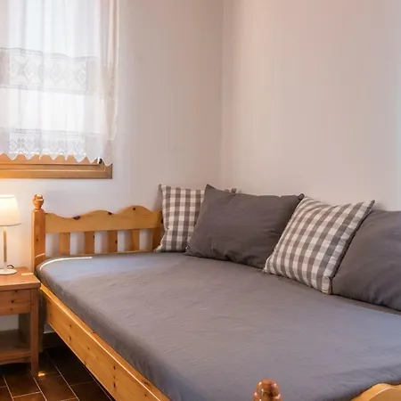 בית נופש Beachfront Maisonette מונמבאסיה