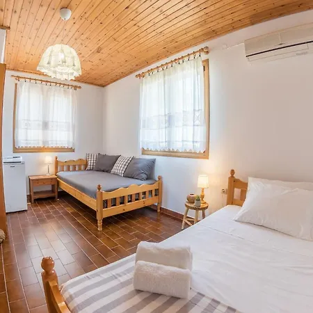 בית נופש Beachfront Maisonette מונמבאסיה