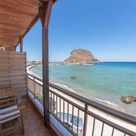 Beachfront Maisonette בית נופש