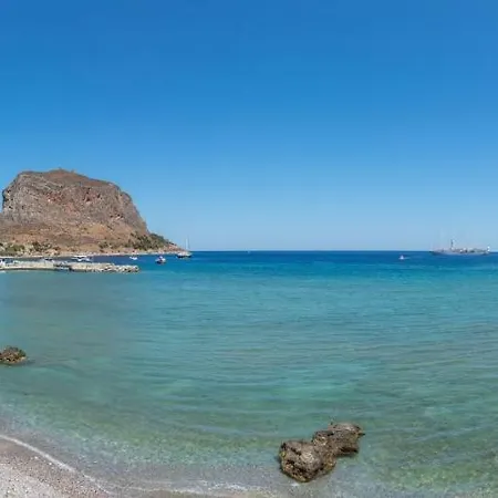 בית נופש Beachfront Maisonette מונמבאסיה