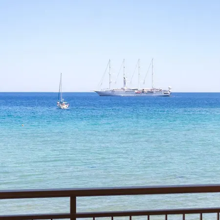 בית נופש Beachfront Maisonette מונמבאסיה