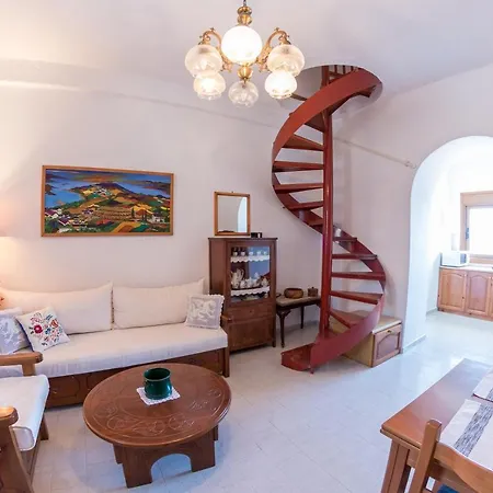 בית נופש Beachfront Maisonette *